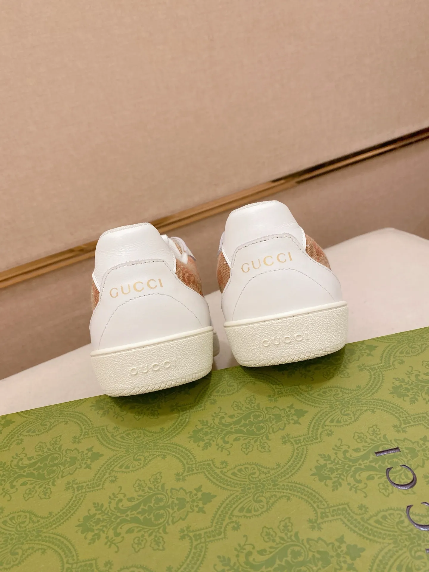 Men's shoes💰 440💰The new GUCCI (Gucci) counters are launched simultaneously. The new men's shoes, 😘fabrics are selected from imported cowhide, and the lining is sheepskin lining. 👍🏿 High-end ☄️ air-cushion molded anti-slip rubber outsole, exquisite lines, simple and elegant, comfortable and high-end for leisure travel. Code number: 38 to 44 (45 can be customized and cannot be returned or exchanged)